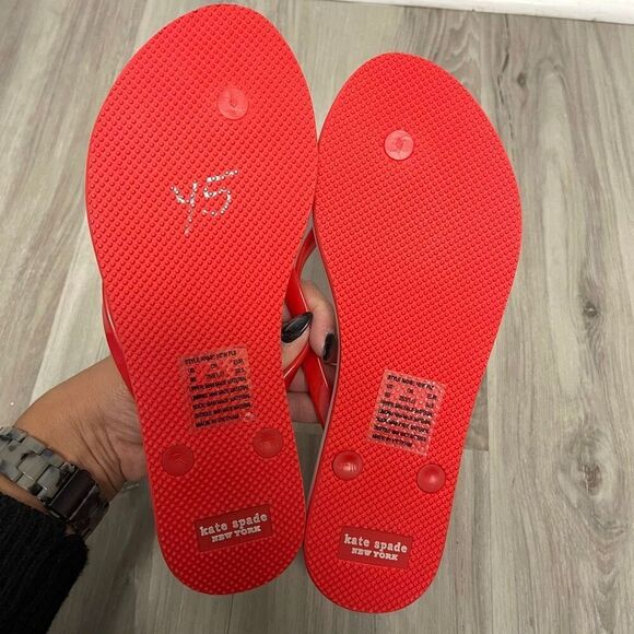 Kate Spade Sandals Women’s 9 Fiji Red & Pink Strawberry Printed Flip Flop New - Picture 6 of 7